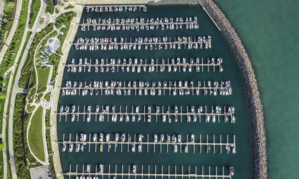 在滨海码头的船