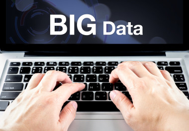 在筆記本屏幕上的大數(shù)據(jù)字。照片