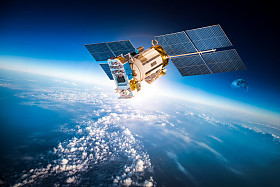 空间卫星绕地球飞行图片
