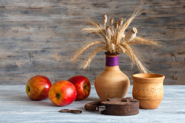 乡村风格: 碗、 红苹果和旧生锈挂锁木制的桌子上