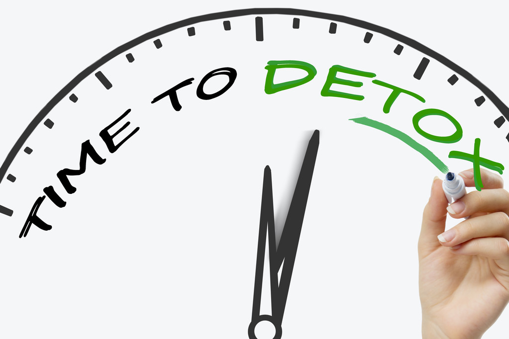 用绿色记号笔在白板上写下“排毒时间”的概念