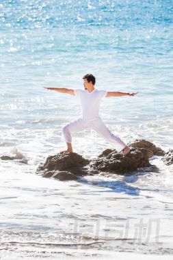 亞洲人冥想瑜伽在藍(lán)天之上的高山上的位置