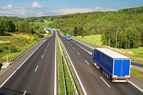 在农村公路上行驶的蓝色卡车