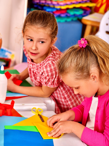 漂亮的孩子在幼兒園拿著折紙飛機(jī)