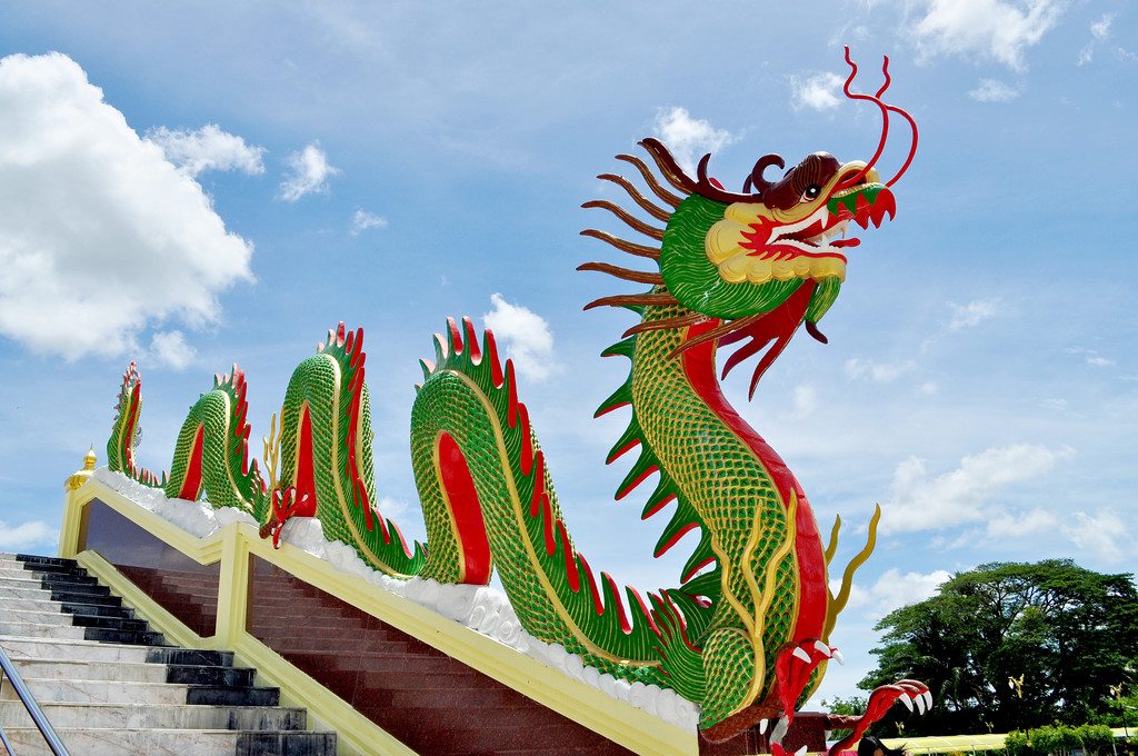 佛教寺庙坡道上的龙