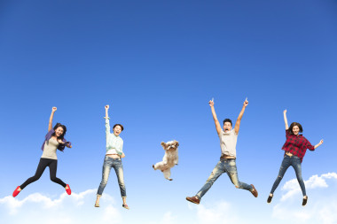 與狗一起跳的快樂青年組