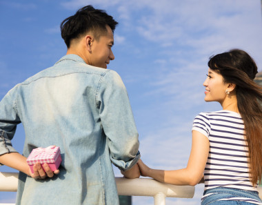 快樂(lè)的年輕人一份禮物給女朋友