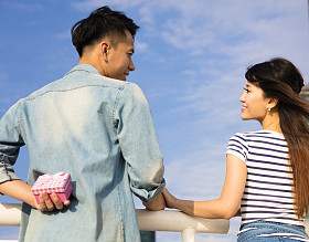 快乐的年轻人一份礼物给女朋友