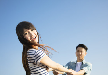 爱幸福年轻亚洲夫妻 