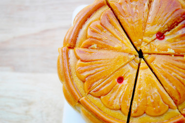 片斷的月餅在木制的背景