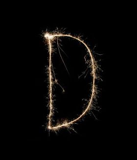 在黑色背景上的字母 D