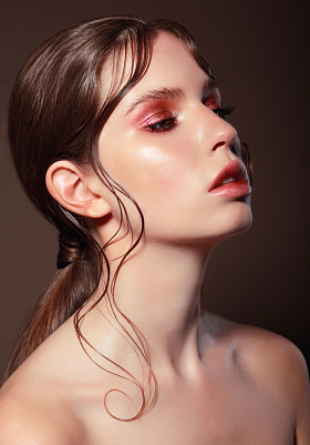 一名年轻女子的时尚肖像