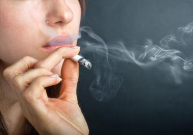 女人呼出的煙圖片