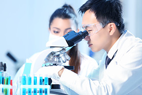 在实验室工作的医学技术人员