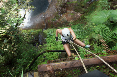 在巖石上攀爬的女性登山者