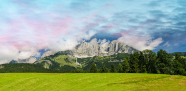 Mounains 和草甸的落日