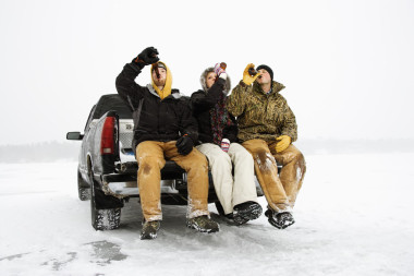 三人一瓶啤酒圖片