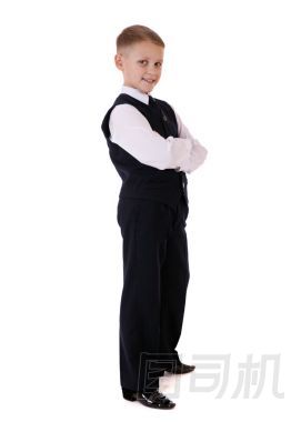 充分長的書包西裝站在一個(gè)男孩的畫像
