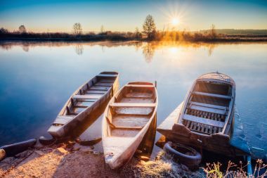 河和老木賽艇艘漁船在美麗的日出