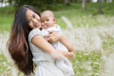媽媽和寶寶一起玩戶外