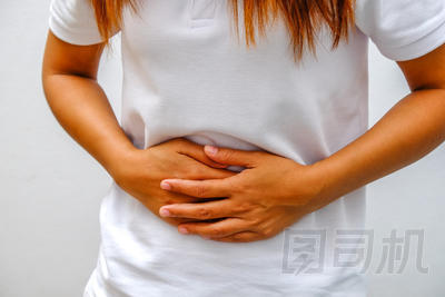 婦女從肚子疼苦