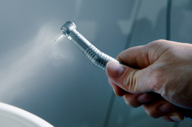 牙醫(yī)醫(yī)生只手握住牙醫(yī)工具照片