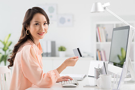 网上付款的妇女