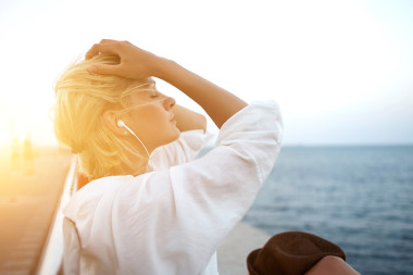 女人在耳機(jī)聽音樂