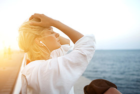 女人在耳机听音乐