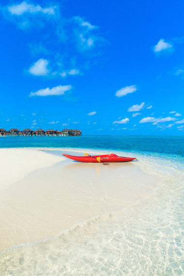 热带海滩与红船图片