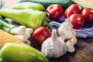新鮮的蔬菜。一個(gè)分類的農(nóng)場新鮮的蔬菜、 綠辣椒、 大蒜、 玉米、 洋蔥、 西紅柿、 黃瓜頂視圖