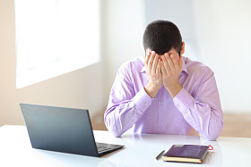 累了的商人在办公室图片