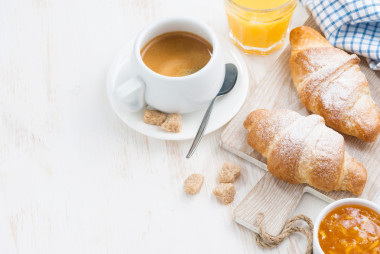 新鲜羊角面包的传统早餐图片