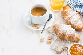 新鲜羊角面包的传统早餐图片