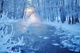 山区河流在冬天