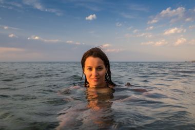 水下湖中游泳的女孩照片 水下湖中游泳的女孩照片