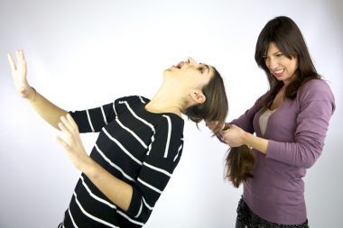 女孩拉扯硬很长的头发图片