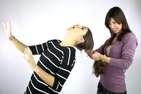 女孩拉扯硬很长的头发图片