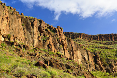 峽谷上的群山.照片