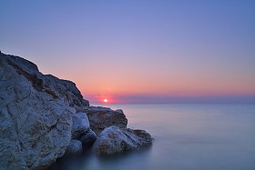 与岩石的海上日出.图片