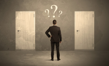 站在門的商人照片