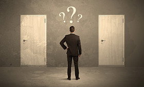 站在门的商人照片