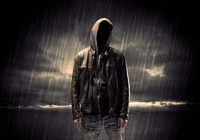 在晚上的风帽衣匿名恐怖分子照片