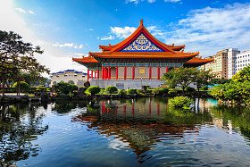 国家大剧院和光华池塘，台北，台湾