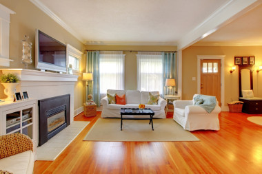 美麗的白色、 藍(lán)色和米色客廳