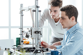 年轻的学生使用3D打印机