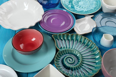 不同的餐具，木制的桌子上