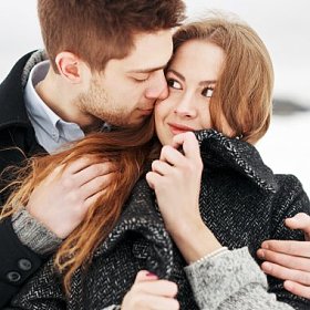 爱在冬季对年轻夫妇