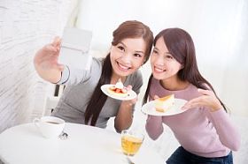 快乐年轻女性朋友图片