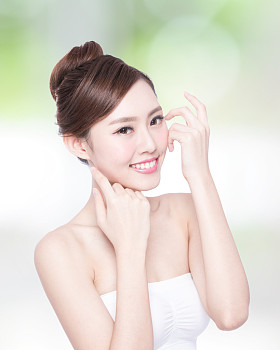 美丽的女人笑着图片